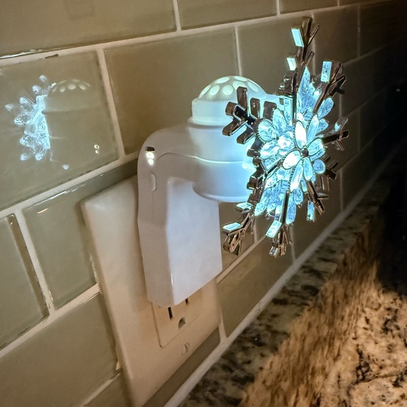 BATH & BODY WORKS SILVER SNOWFLAKE WALLFLOWER PLUG-IN SCENT CONTROL - Picture 4 of 8